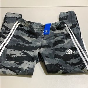 NEW - Adidas Men’s Camo Jogging Pants - SZ Medium